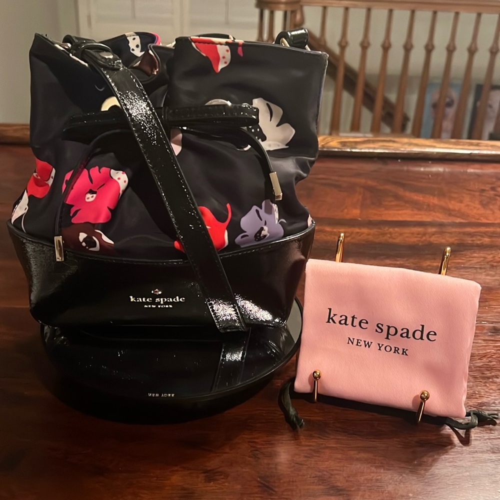 KATE SPADE Snap Poppy Small Crossbody Bucket Bag